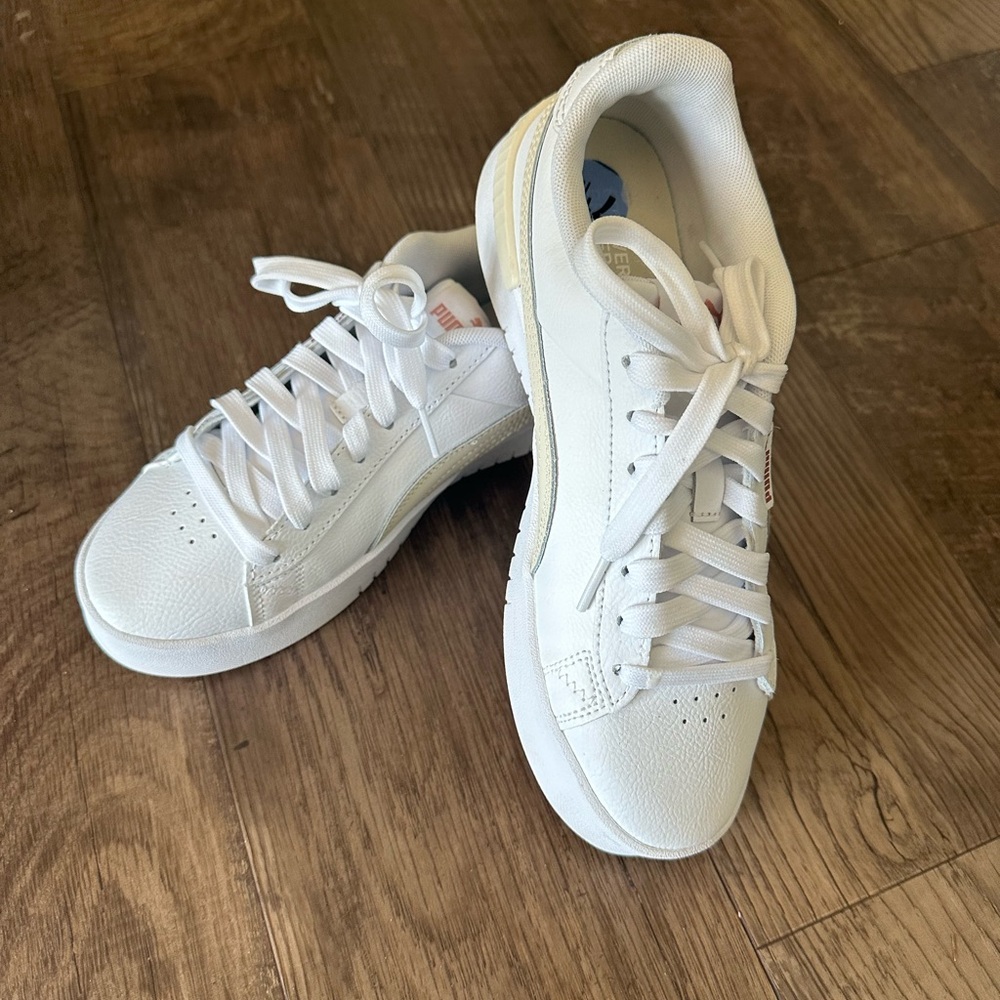 Women’s Puma tennis shoes